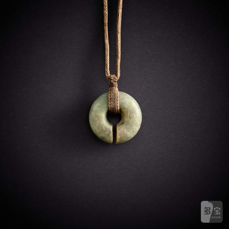A celadon jade slit ring, jue, Neolithic period | 新石器時代 青玉玦